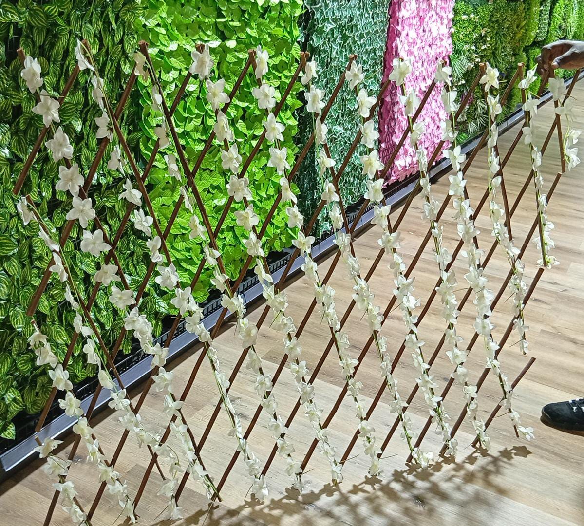 Coloured expandable fence
